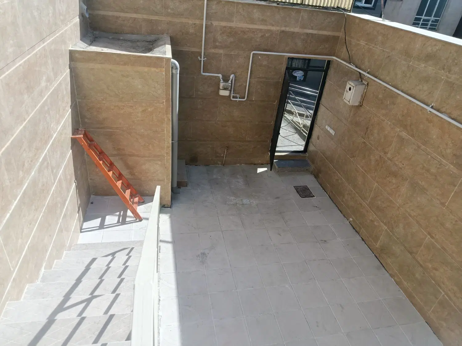 حیاط دوطبقه ۱۰۰متر