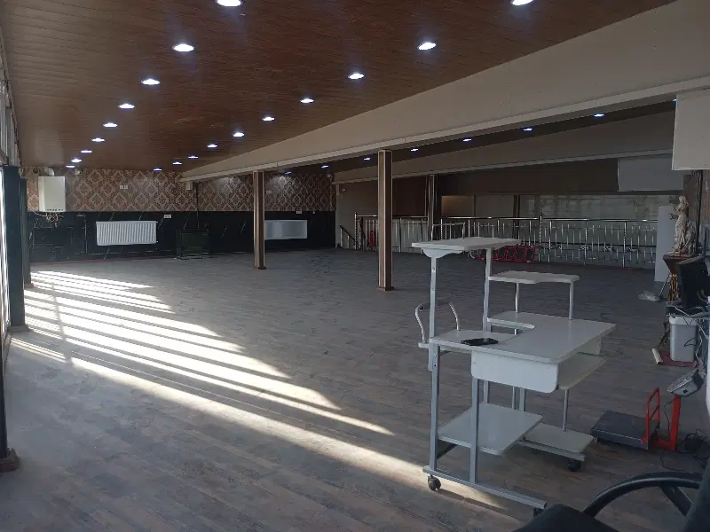 مغازه بر جاده با دهنه 17 متر غرق در نور جنوبی