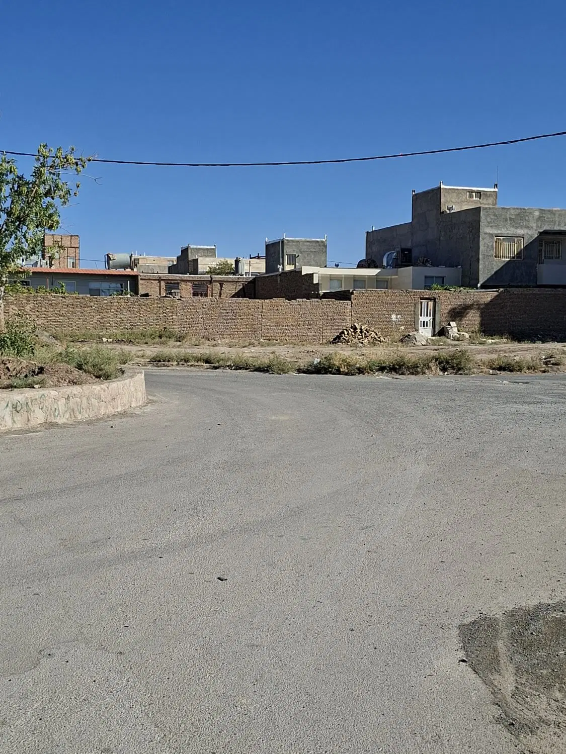 زمین تجاری در حاشیه میدان ایزی