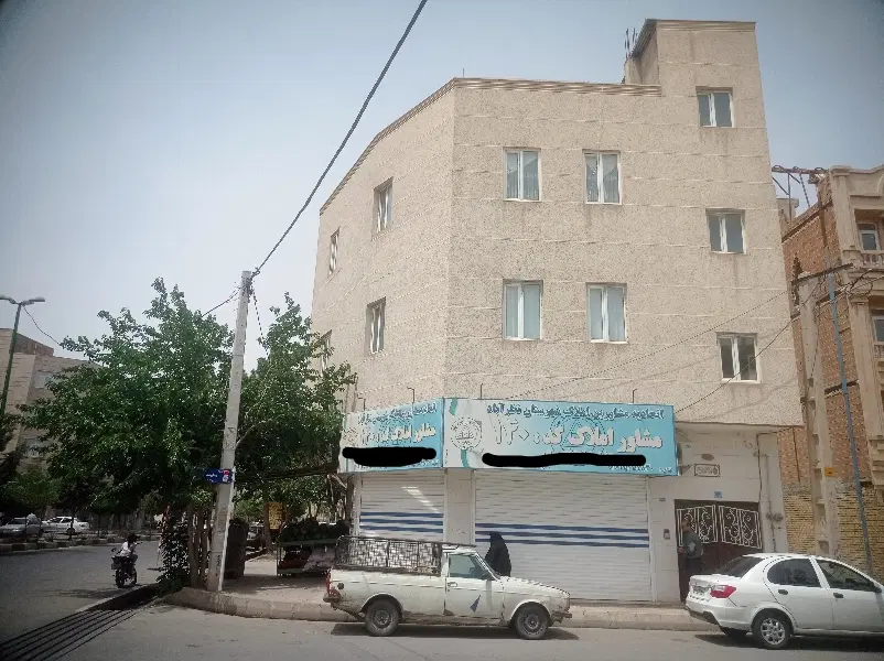 دوباب مغازه و دو واحد مسکونی
