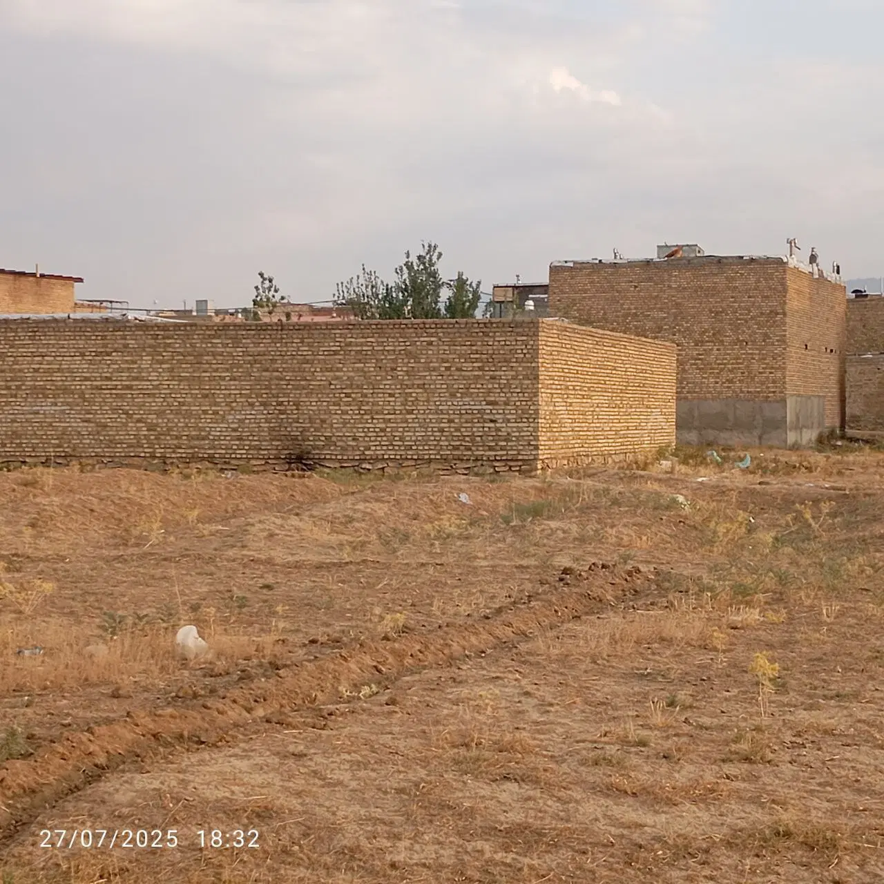 زمین ۱۲۳ متری حسن اباد روبه روی شهرک پرواز