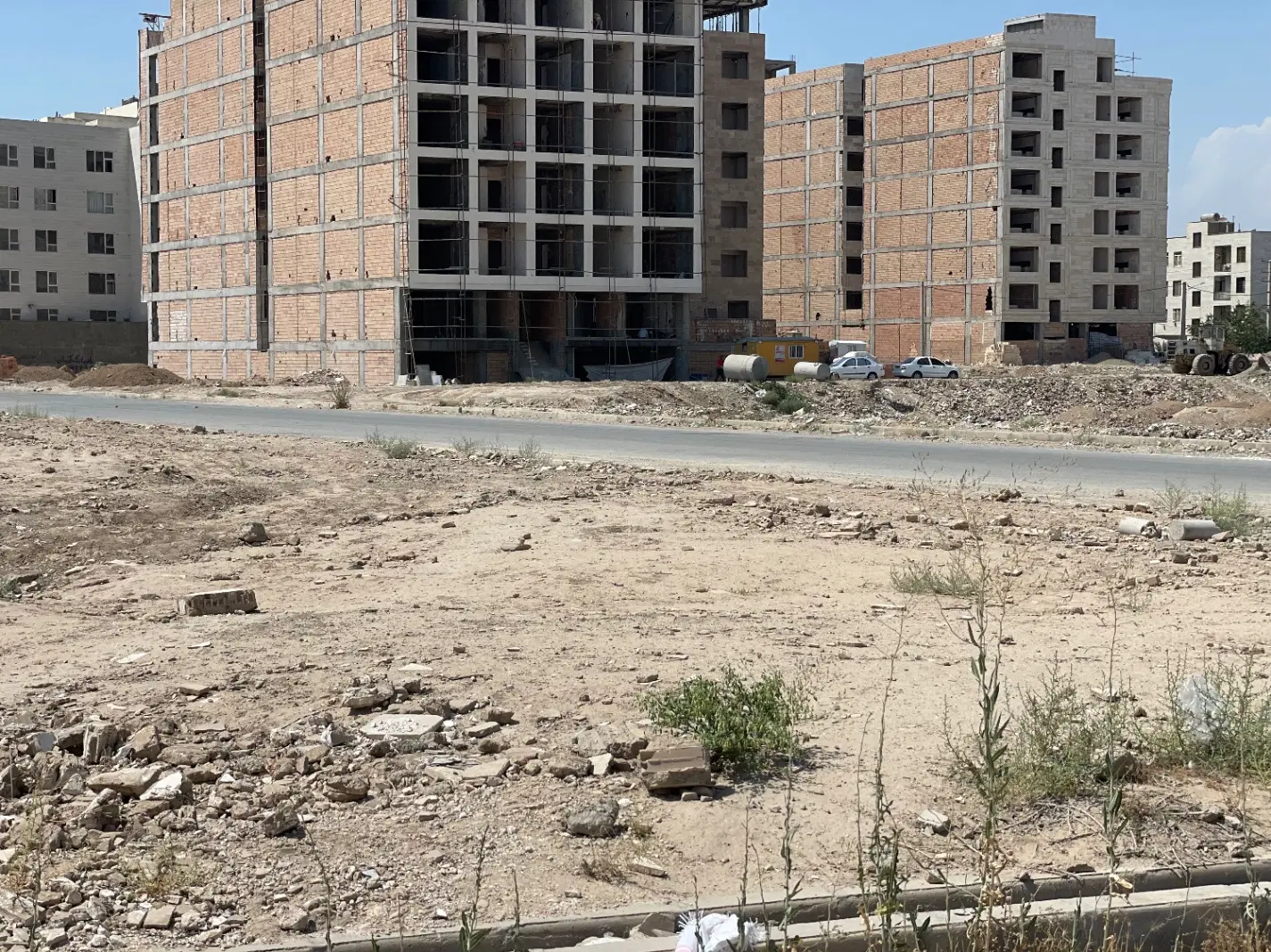 ۱۳۰۰ متز زمین مسکونی
