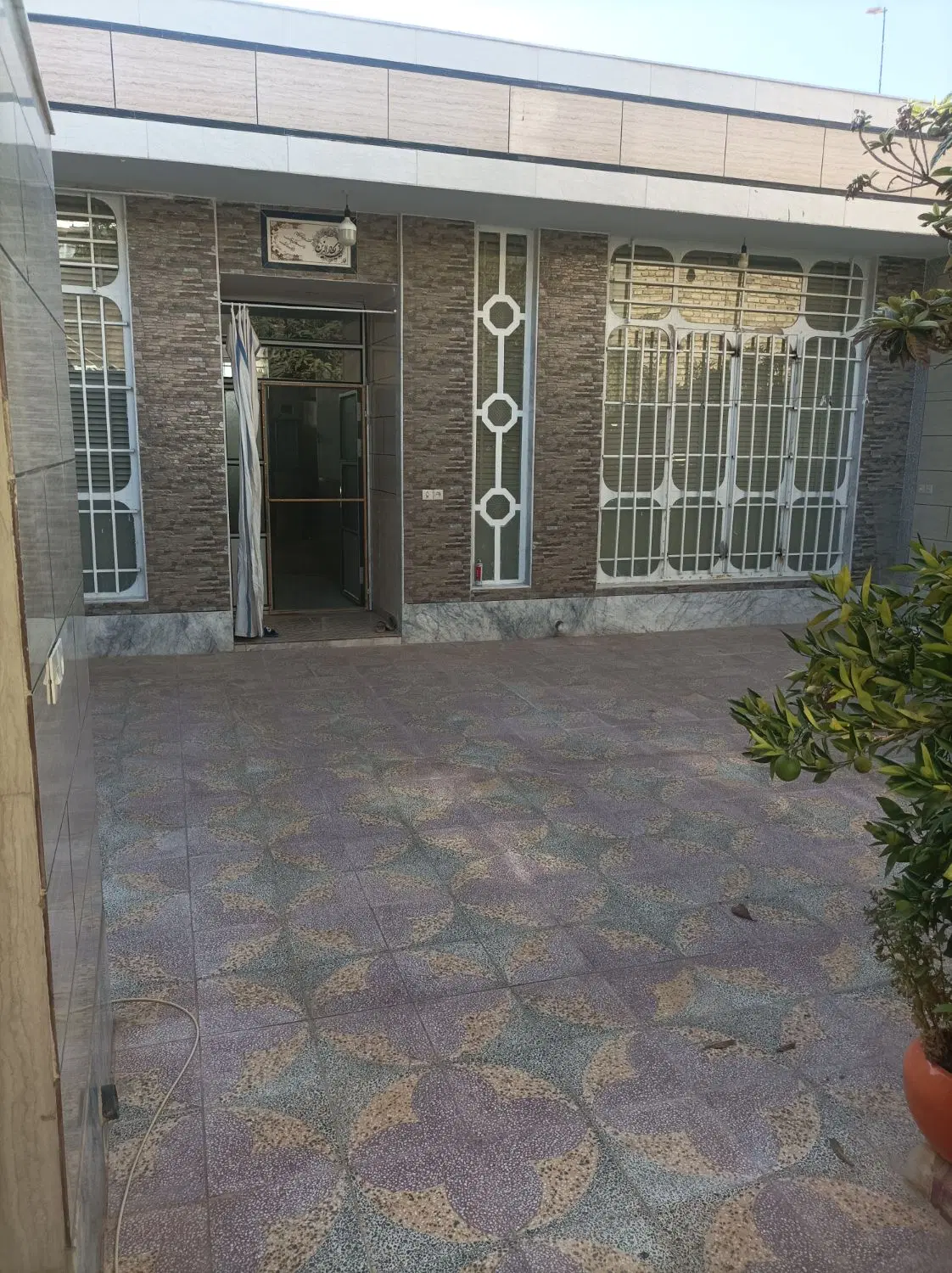 فروش منزل مسکونی و دو قطعه زمین