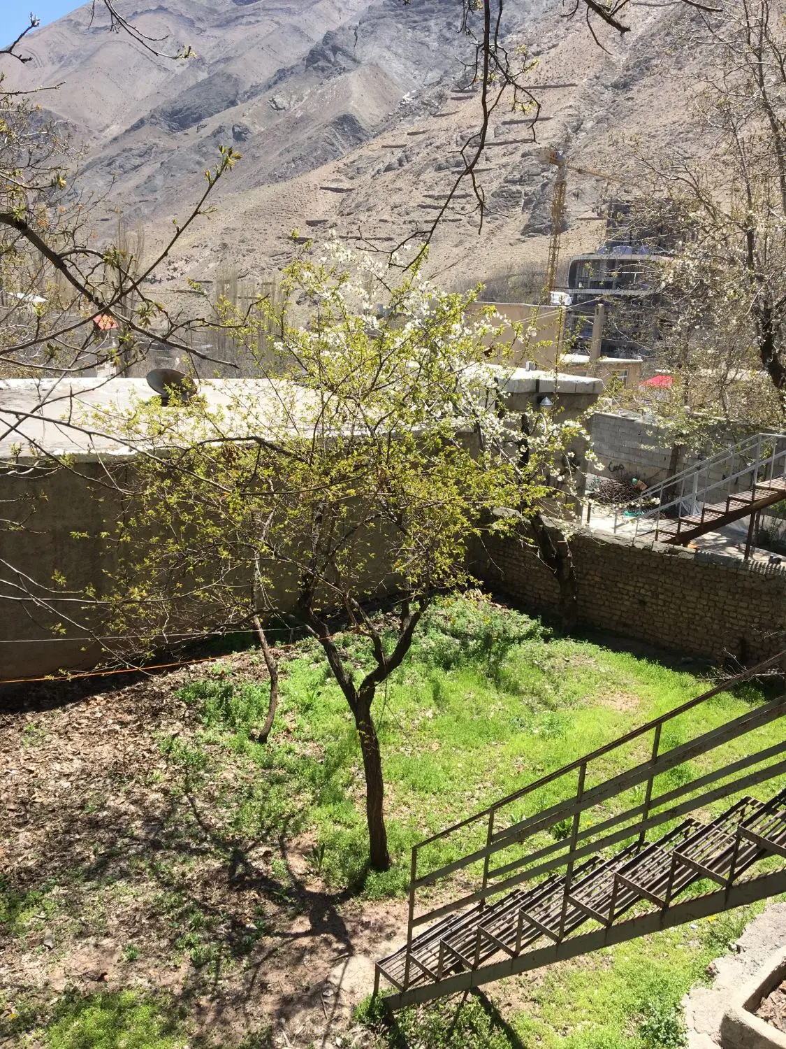 خانه باغ واقع در میگون