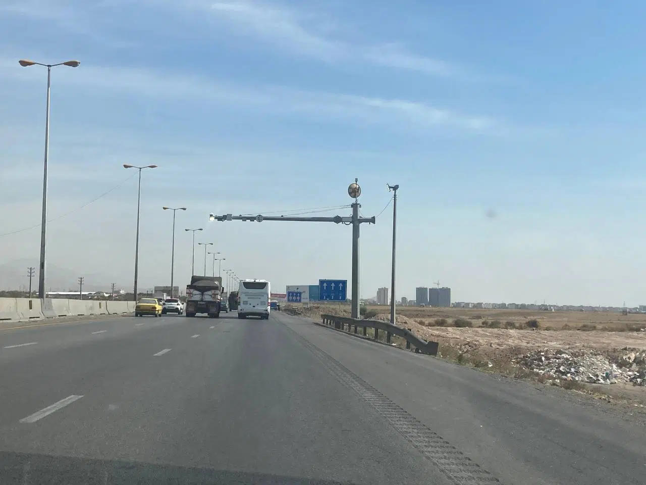 زمین در پر ترددترین اتوبان‌ کشور ترانزیت (تهران)