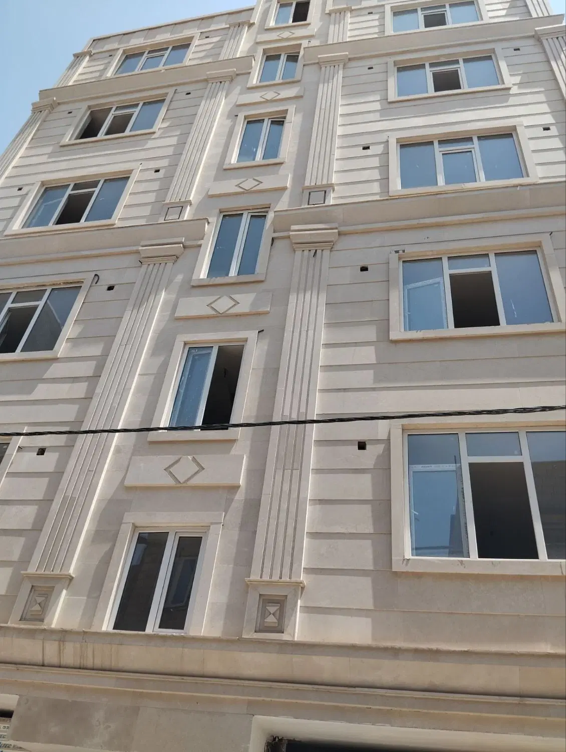 یک واحد فروشی 115 متر دارای پارکینگ و آسانسور
