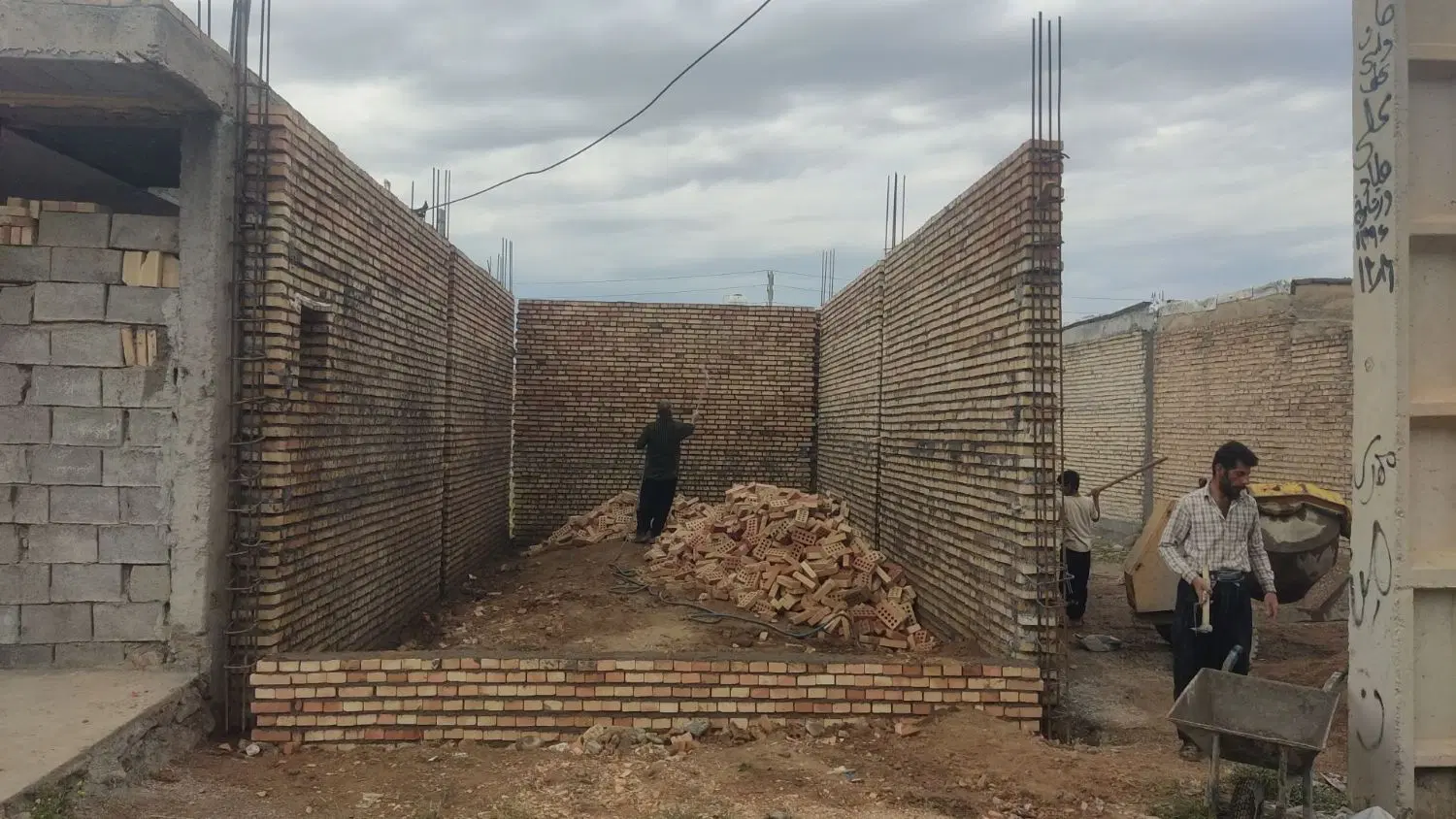 زمین ۵۰ متری سر بلوار اصلی اماده ب سقف