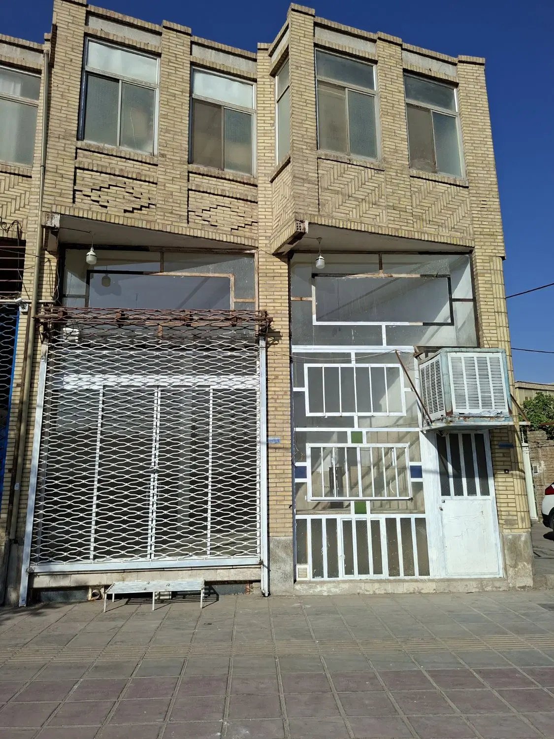۷۰ متر تجاری دو نبش با زیر زمین بلوار دهه فجر