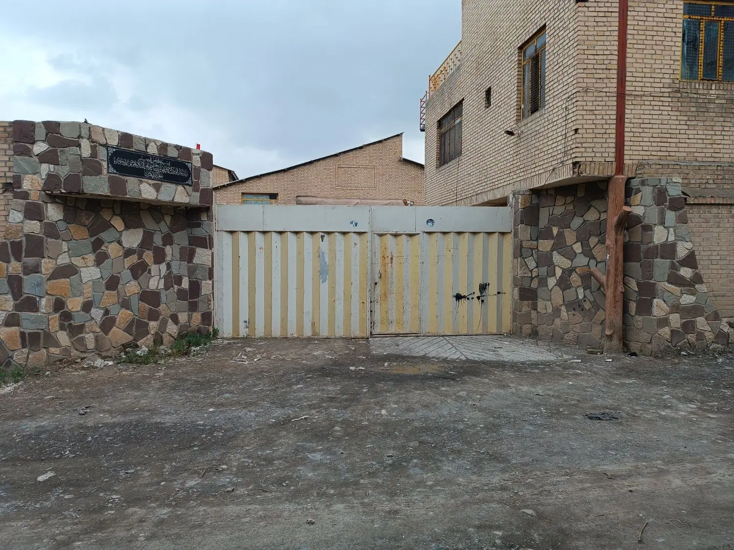 ۸۰۰ متر سالن صنعتی دارای دو محوطه دو کله