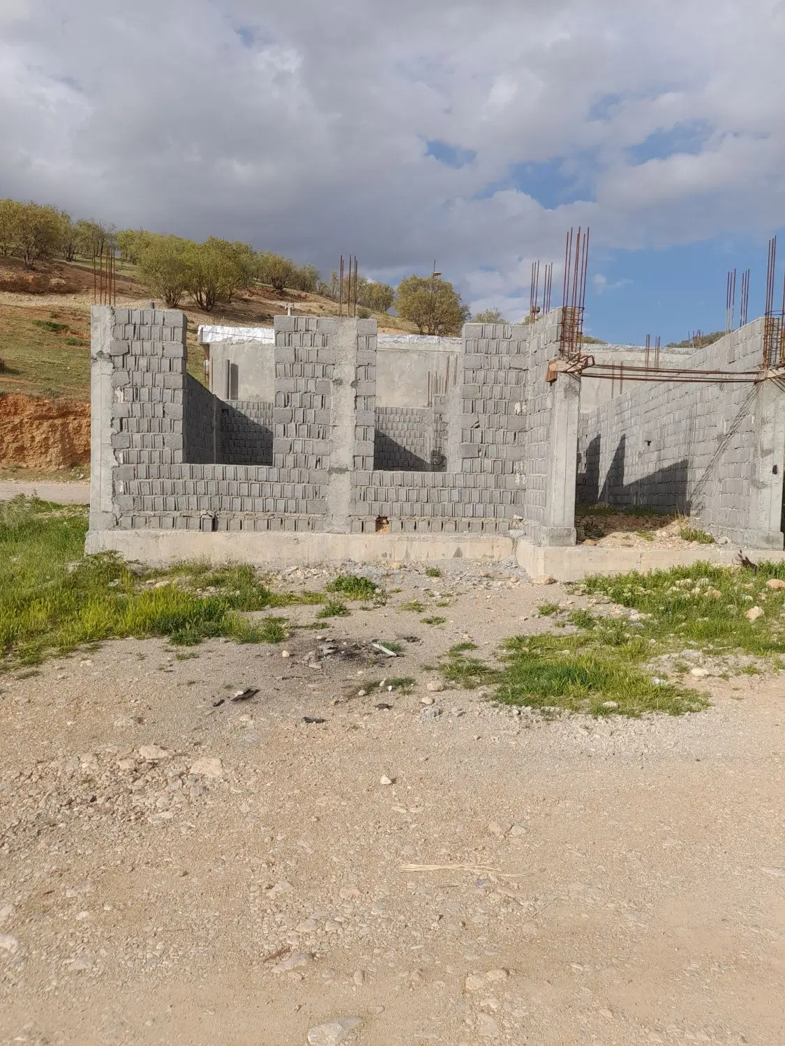 فروش خانه نیمه کاره ۱۸۳ متر زمین ۱۴۰ زیر بنا