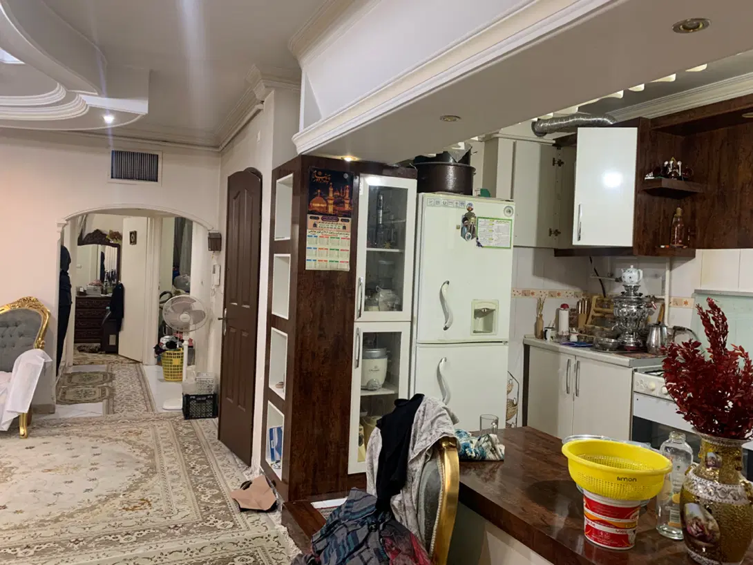 آپارتمان تک واحدی۱۰۰مترحاشیه مطهری۴۱ط۳پارکینگ ملکی
