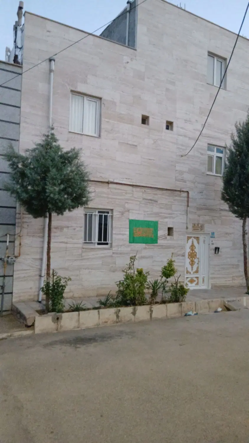 ساختمان دو طبقه دو کله
