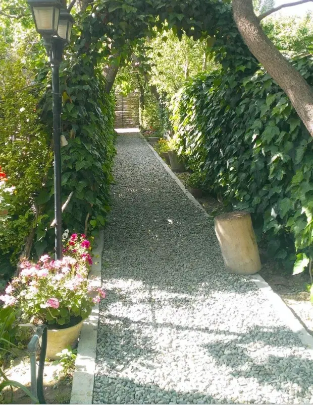 زمین ماهدشت