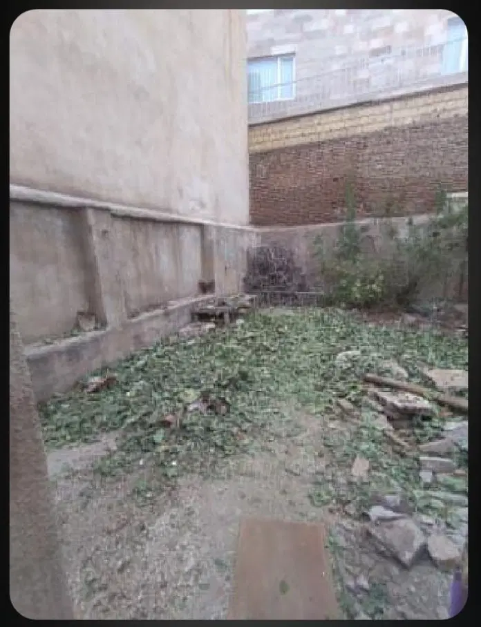 خانه کلنگی مخروبه