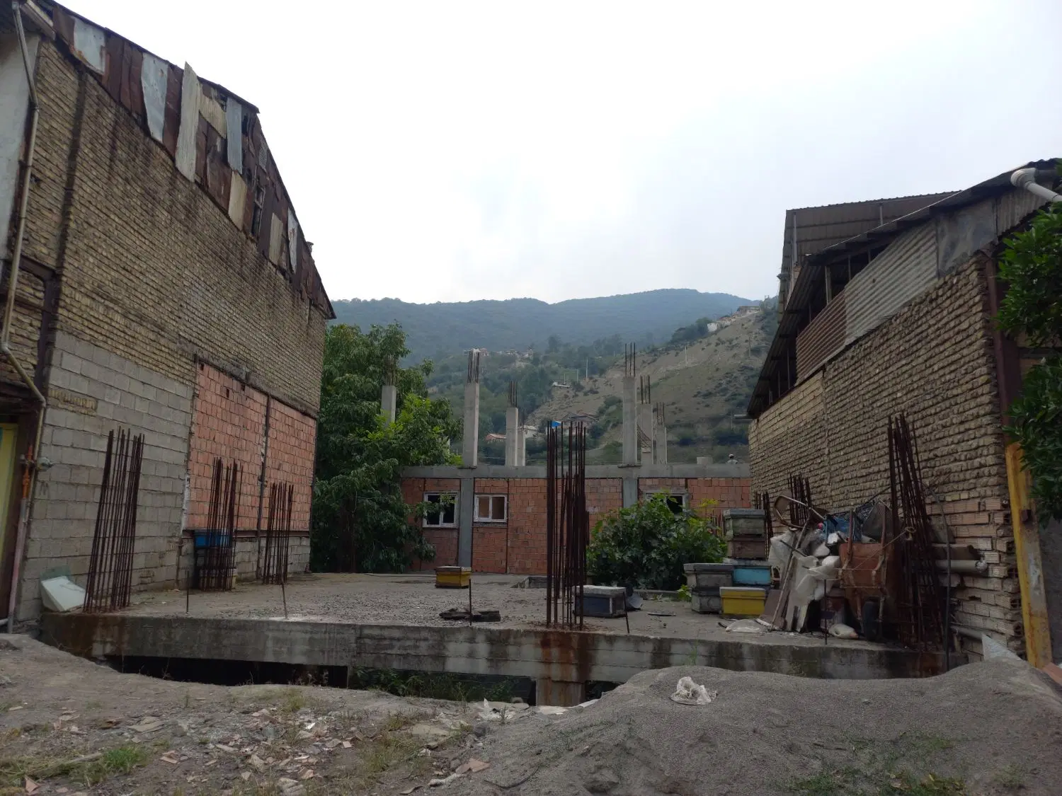 ملک نیم ساخت تجاری مسکونی ( مغازه ، اپارتمان )