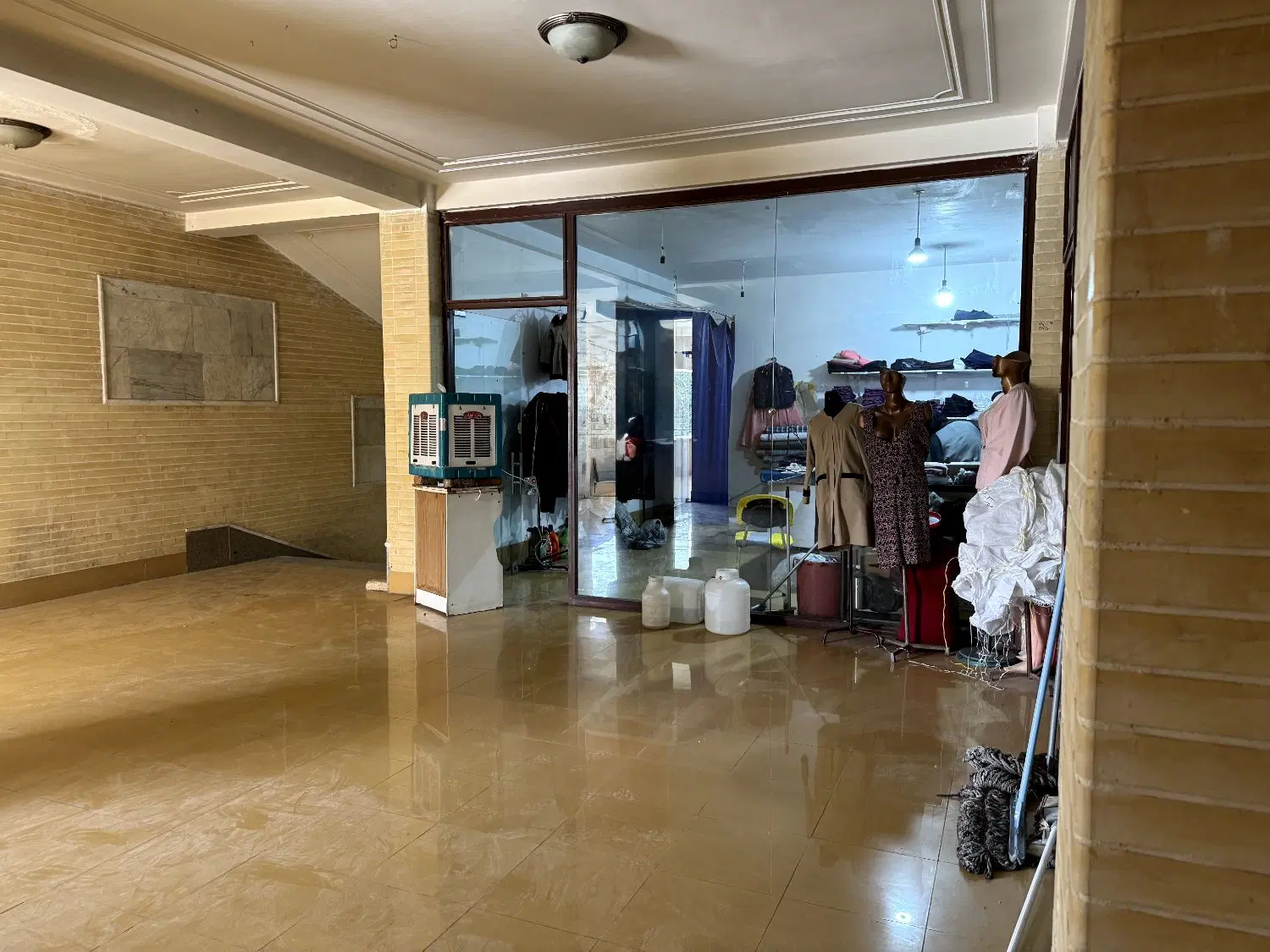 دو باب مغازه مجتمع بازار شهر میدان امامزاده
