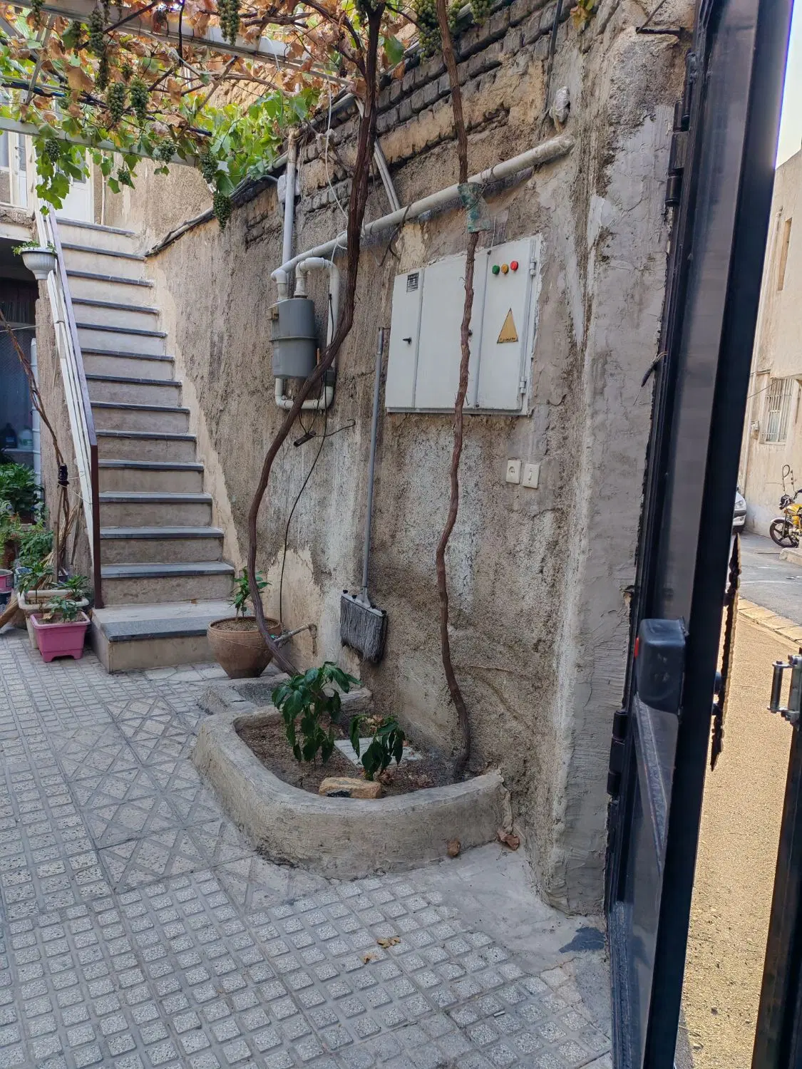 ملک 226 متری دارای مغازه