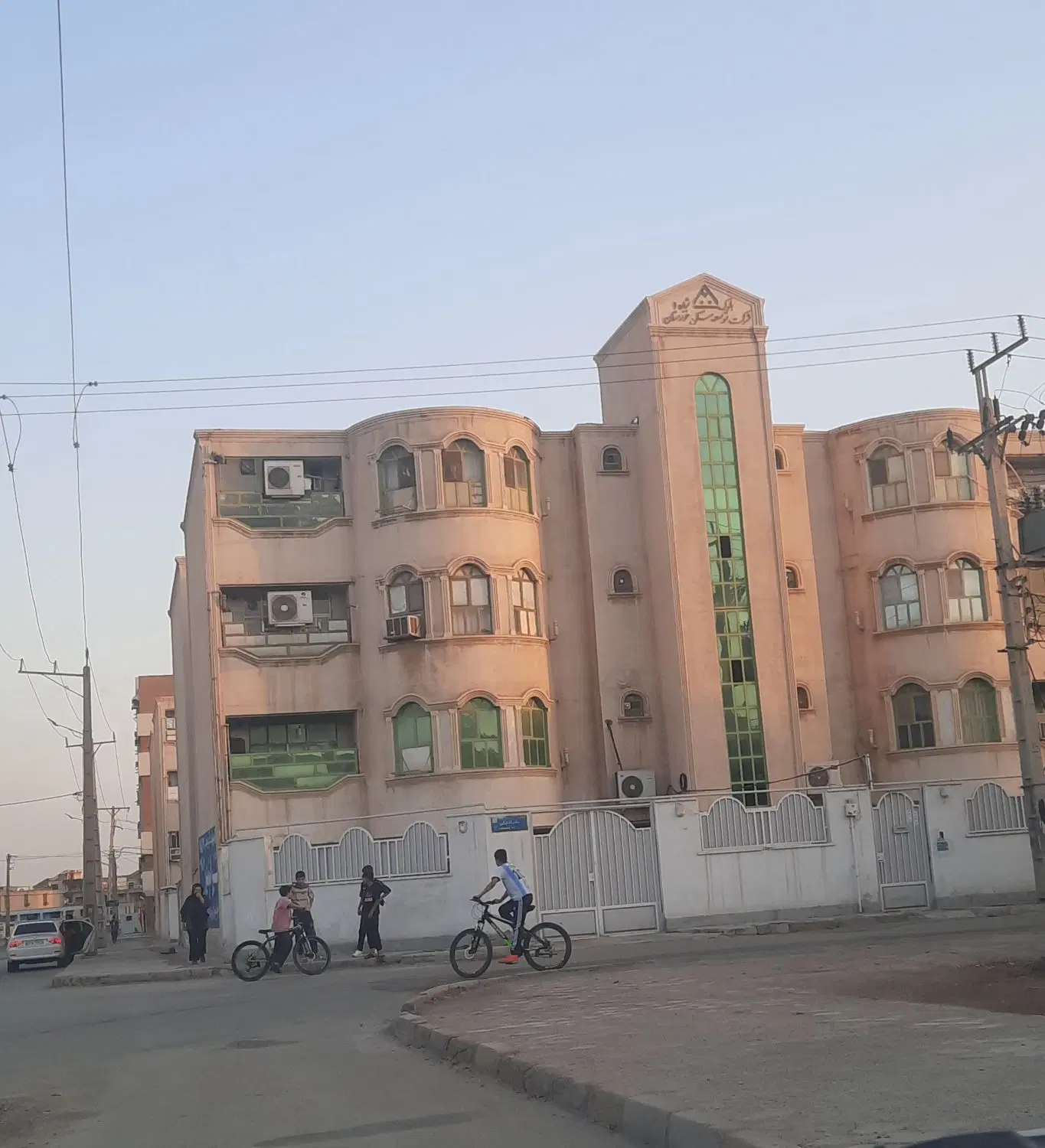 رسالت، آپارتمان تمیز ۹۳ متری، لوکیشن خیلی خوب
