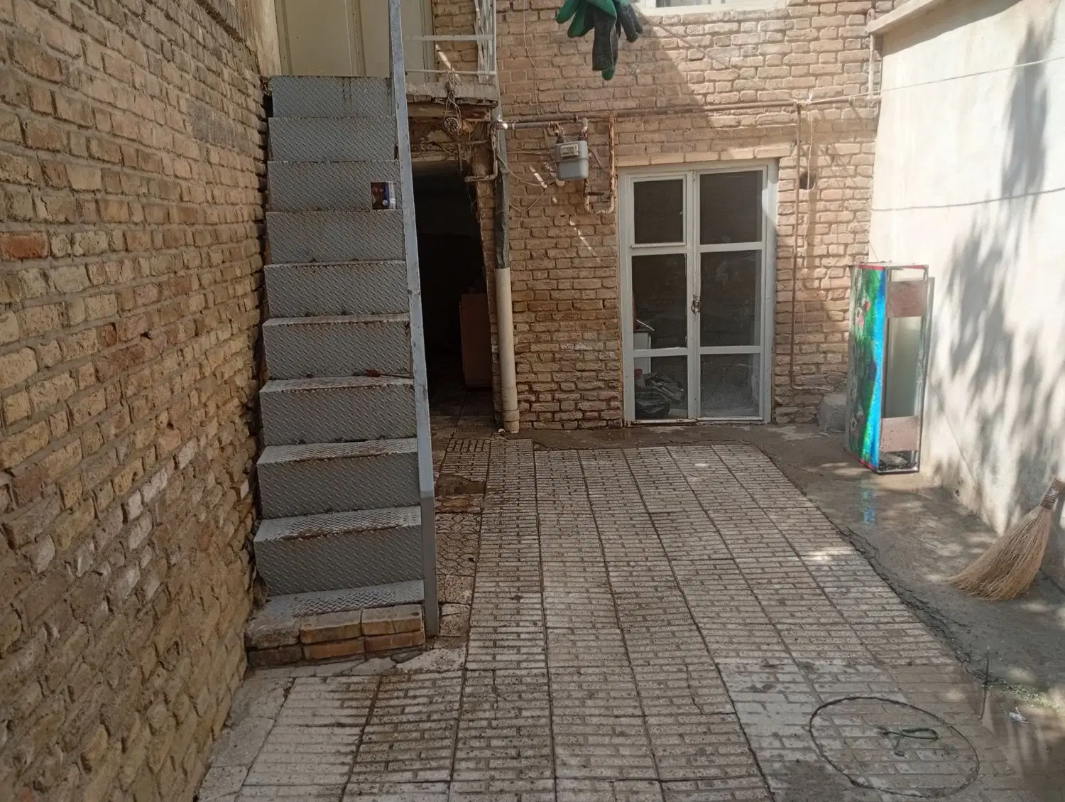 حیاط در منجم