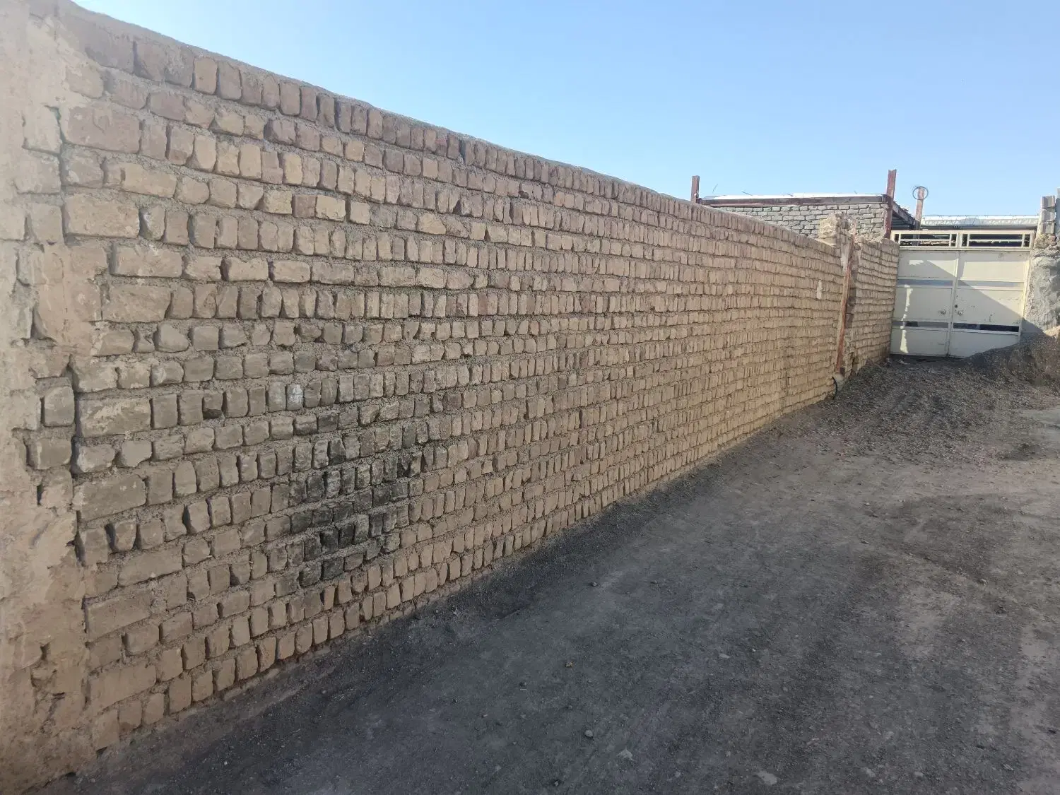 زمین چهار دیواری