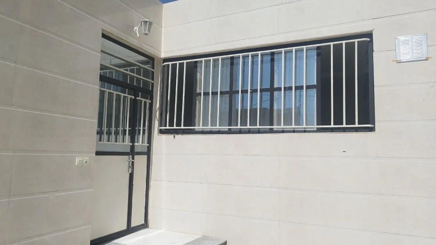 دوخوابه نوساز + پارکینگ ۲ خودرو + قیمت استثنایی