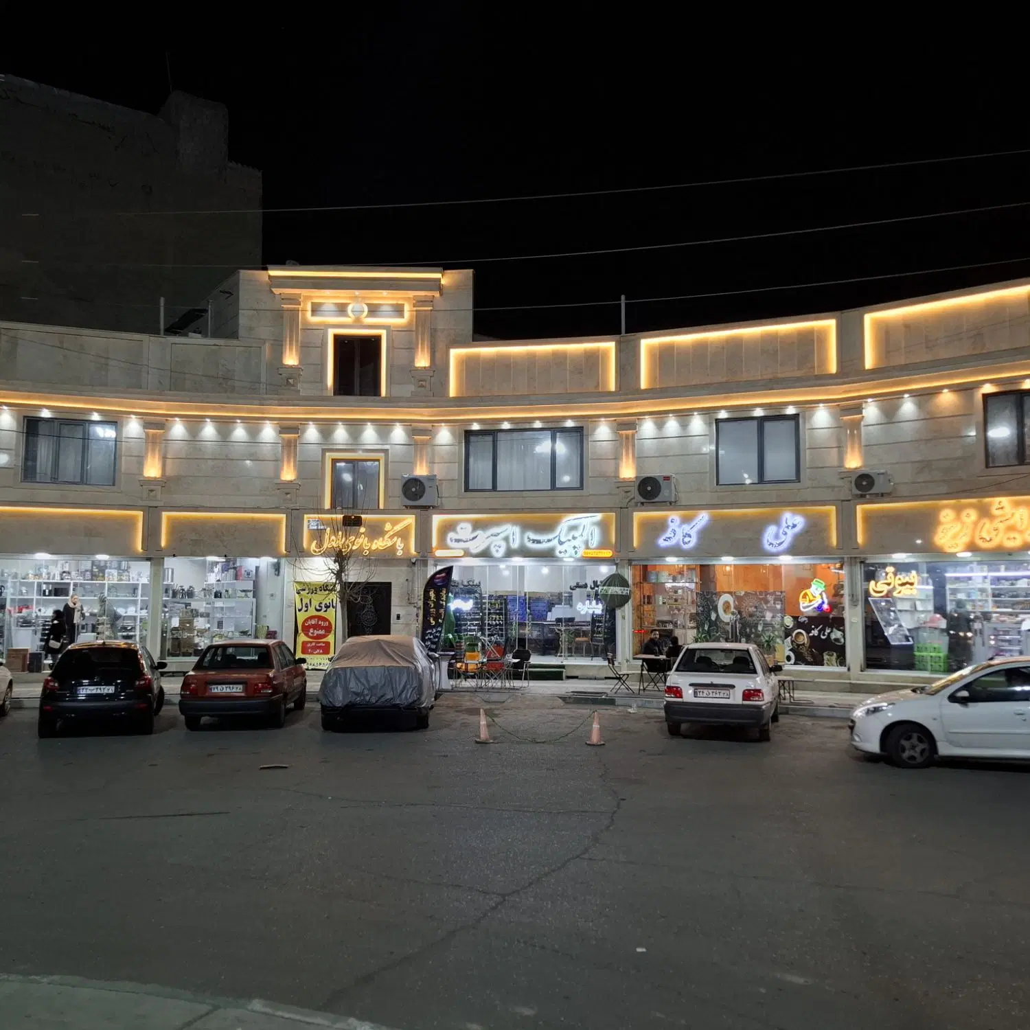 مغازه ۳۰ متری دور میدان