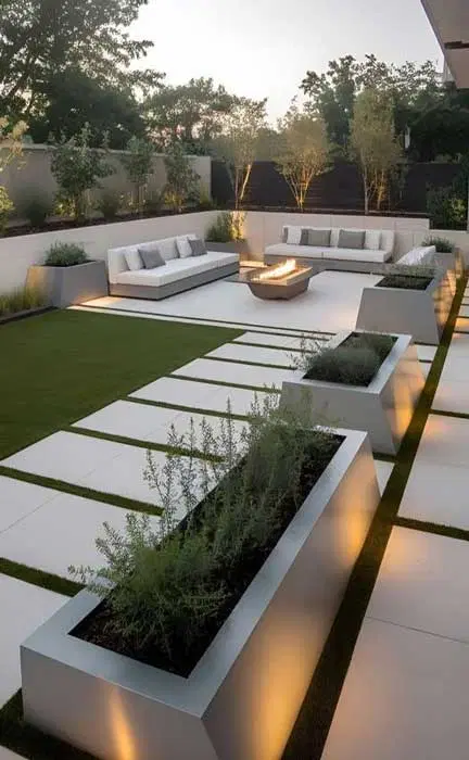 زمین  بر خیابان اصلی طولا خدماتی مسکونی