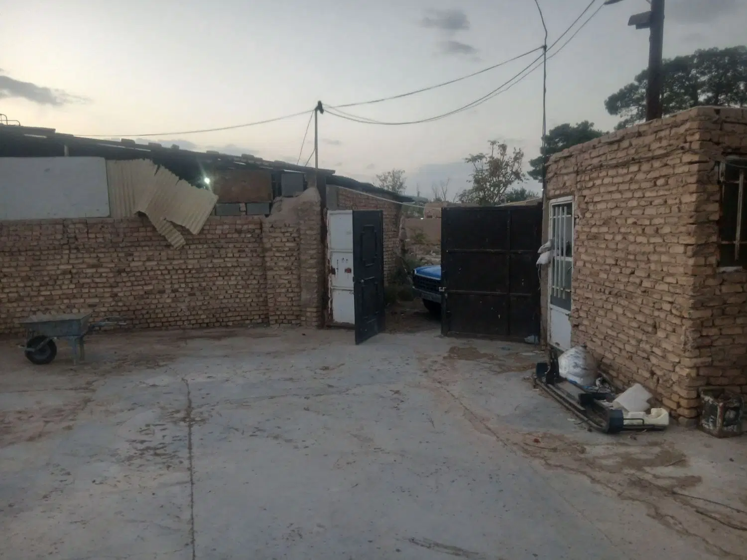 زمین چهار دیواری