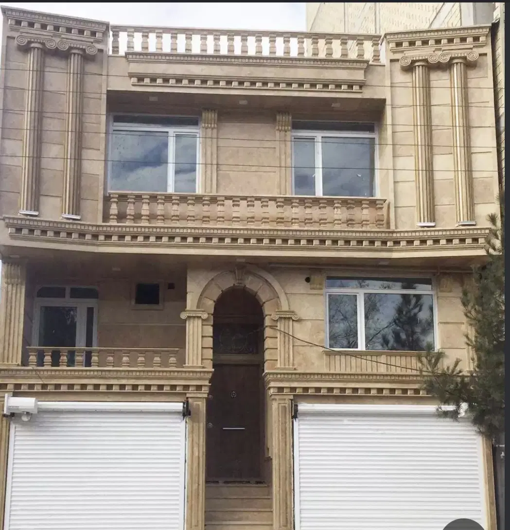دوطبقه تجاری قدیمی برخیابان درختی (قطبی نژاد)