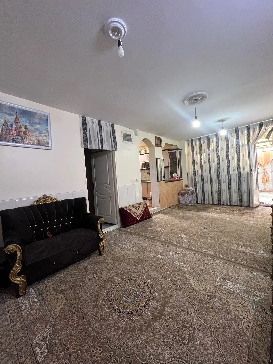 خانه ویلایی با مغازه تجاری