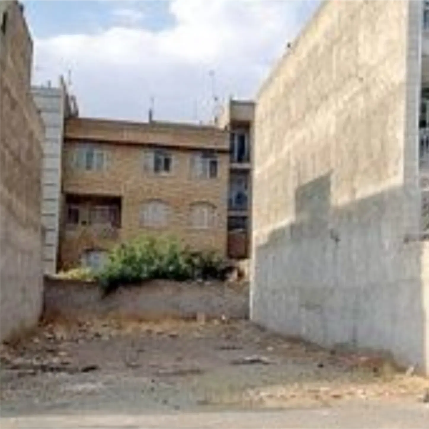 زمین فروشی