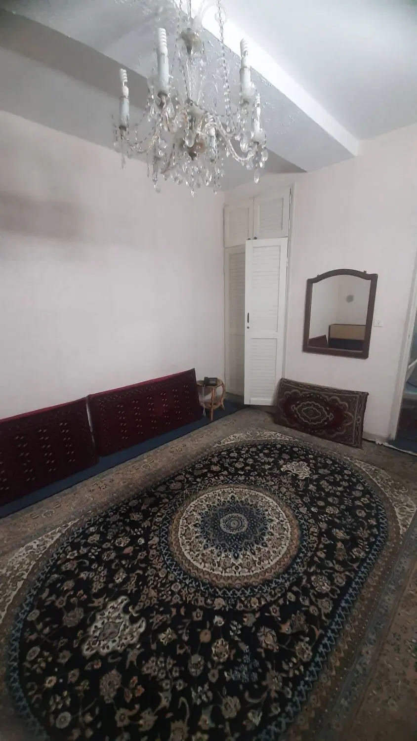 آپارتمان با باغچه اختصاصی و پارکینگ سندی