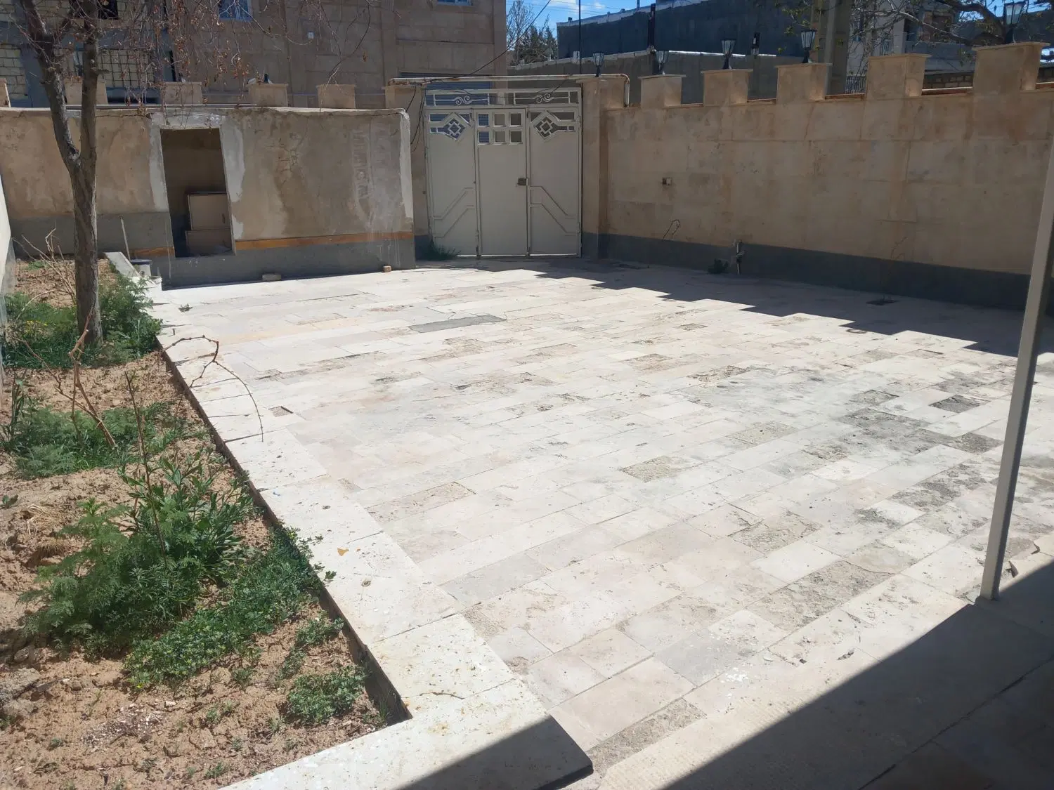 واحد همکف حیاط دار دربست