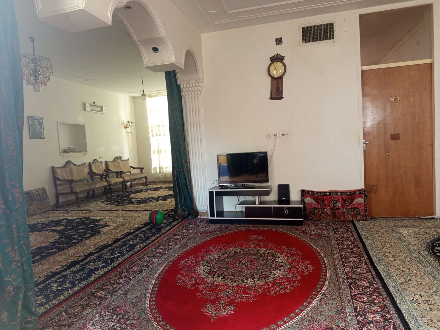 یک باب منزل به فروش میرسد