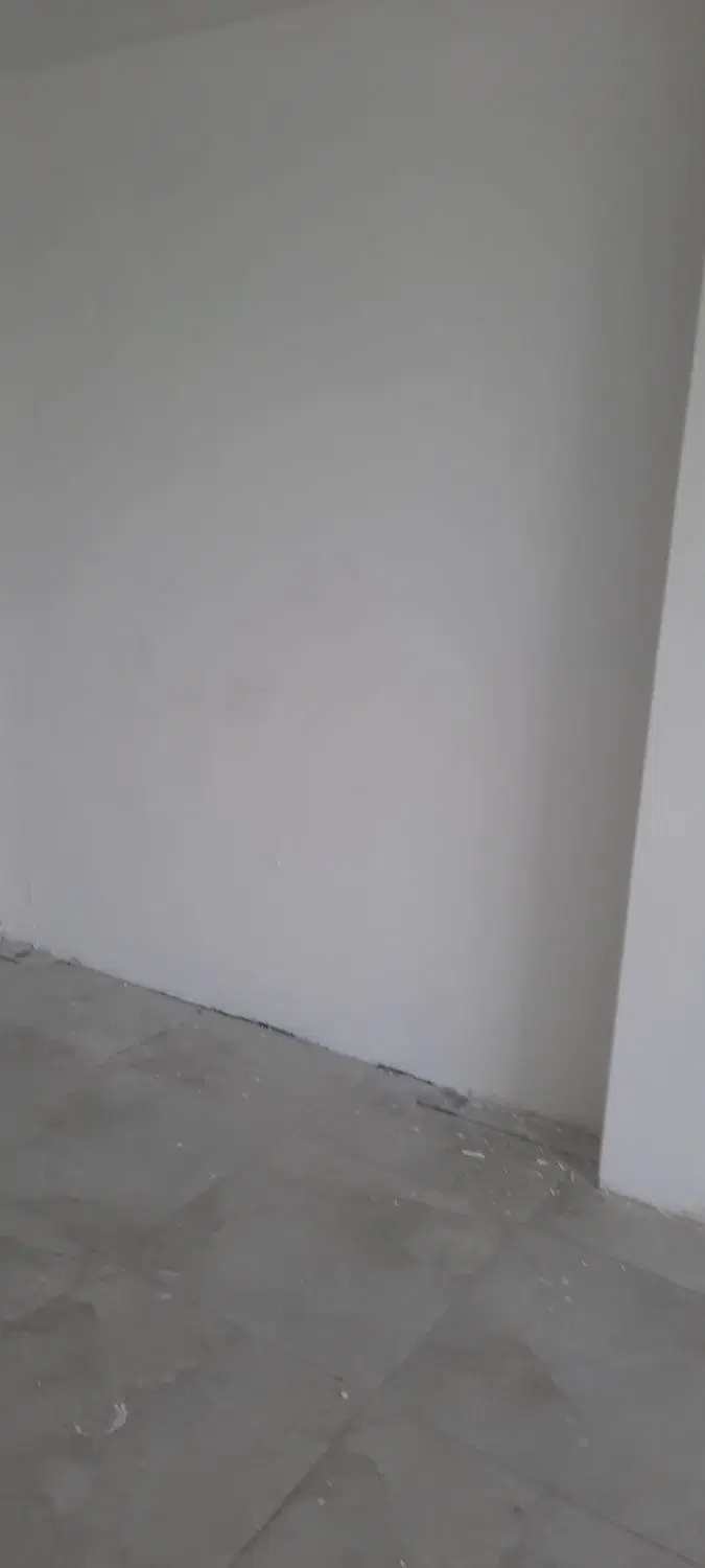 سالن ۱۰۰متری کف سرامیک دارای سرویس بهداشتی