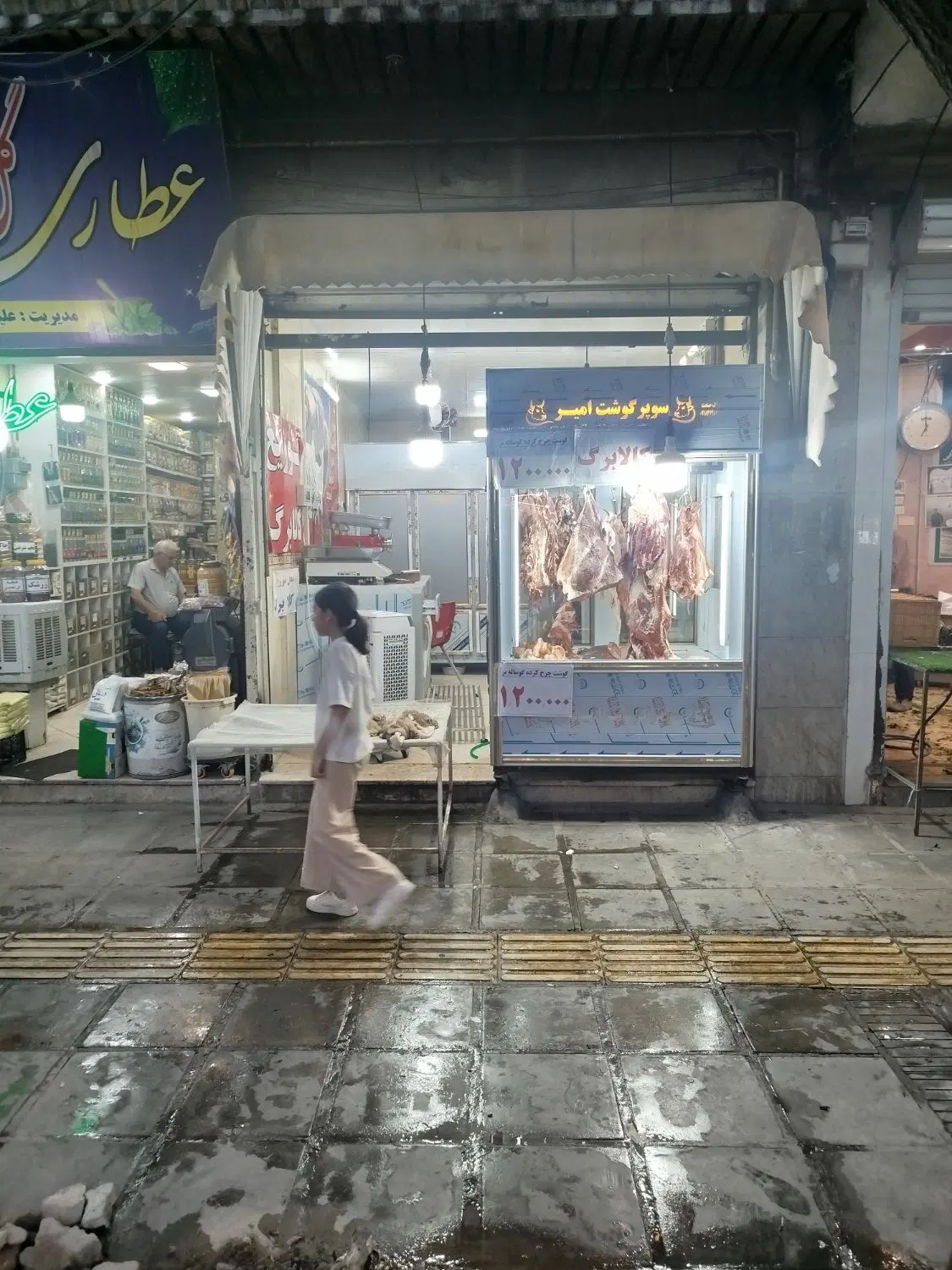 مغازه دور میدان صفا
