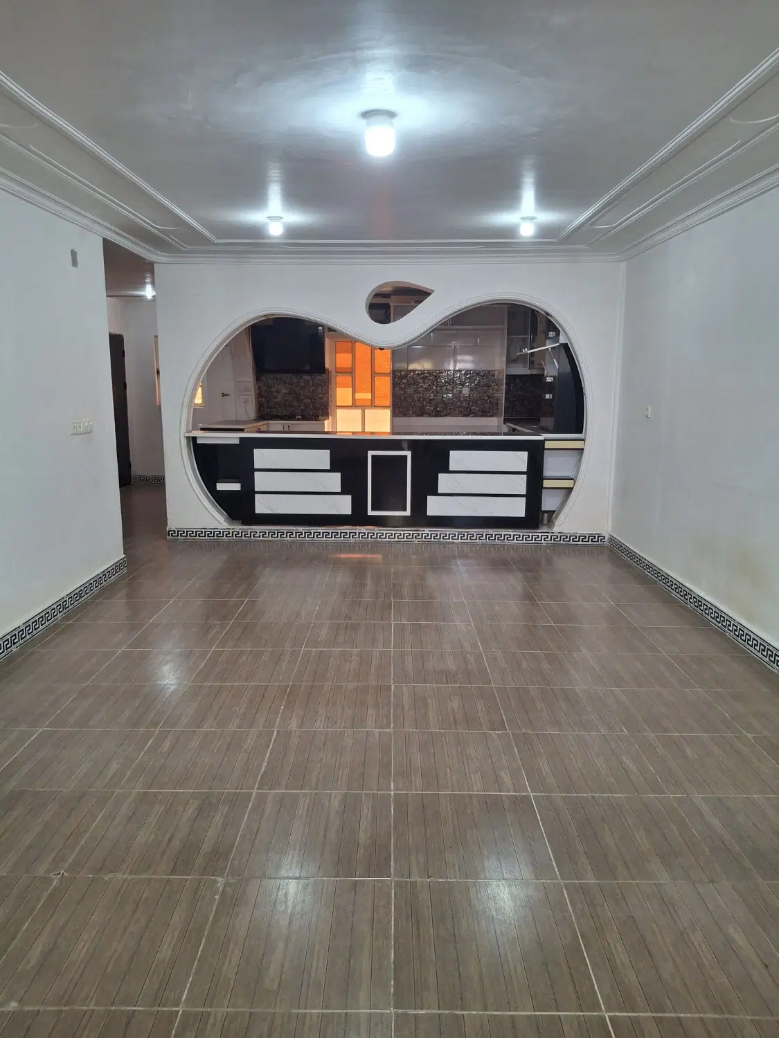 ۱۲۰ متری طبقه اول حیاط دار بدون پارکینگ