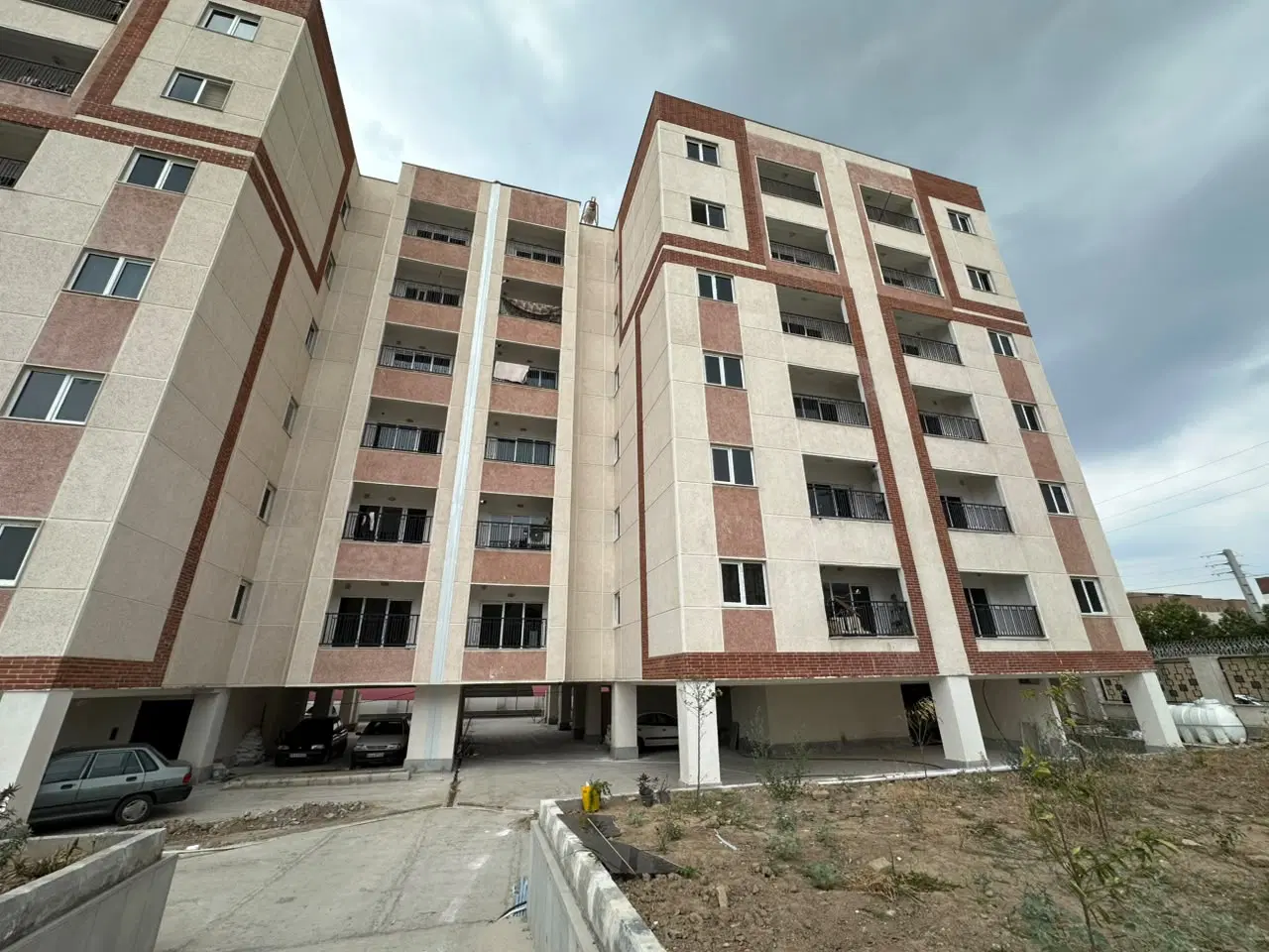 90مترشهرک زیتون میدان اول نوساز ط دوم ۳_۳۰۰