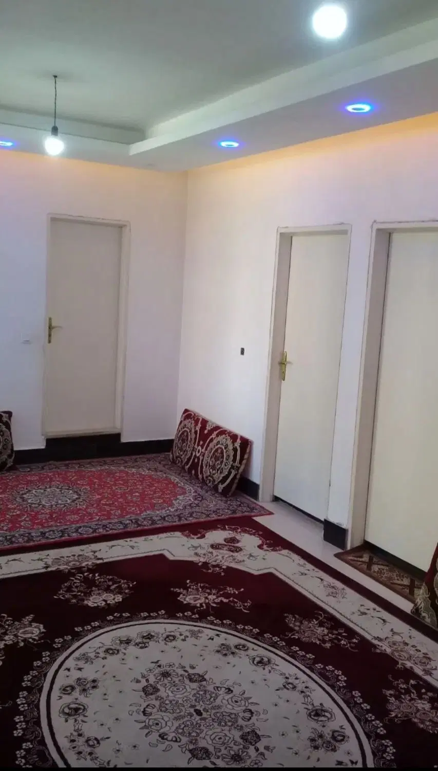 ساختمان ویلایی حیاط ماشین رو