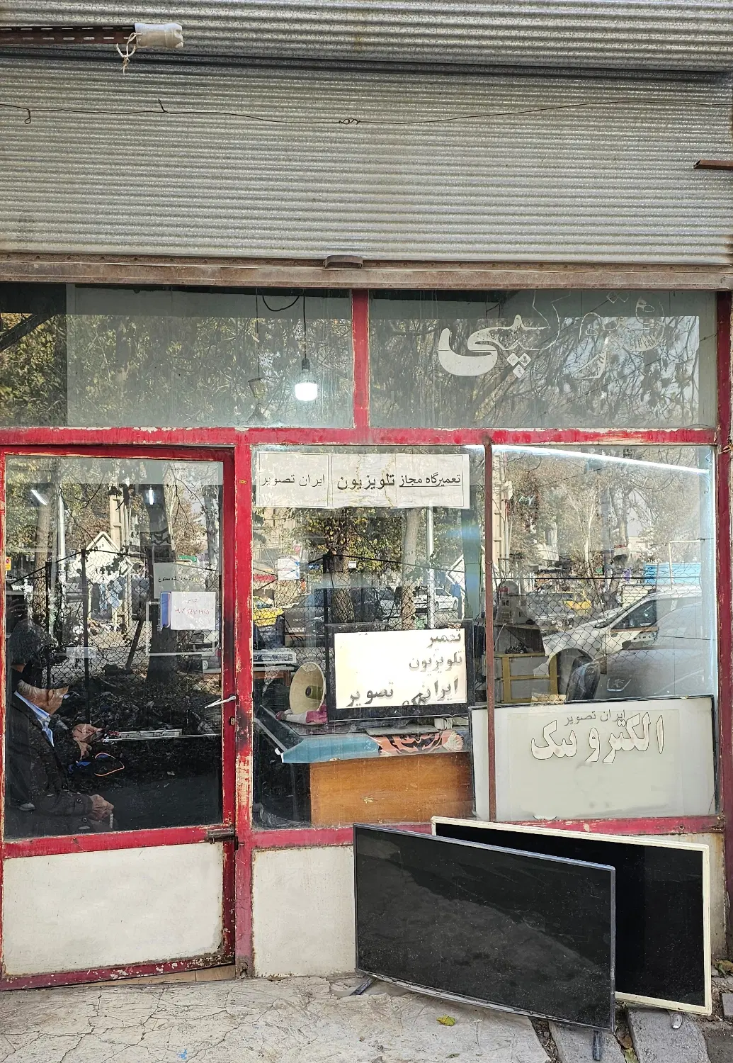 مغازه در خیابان منتظری روبروی مسجد سنی ها