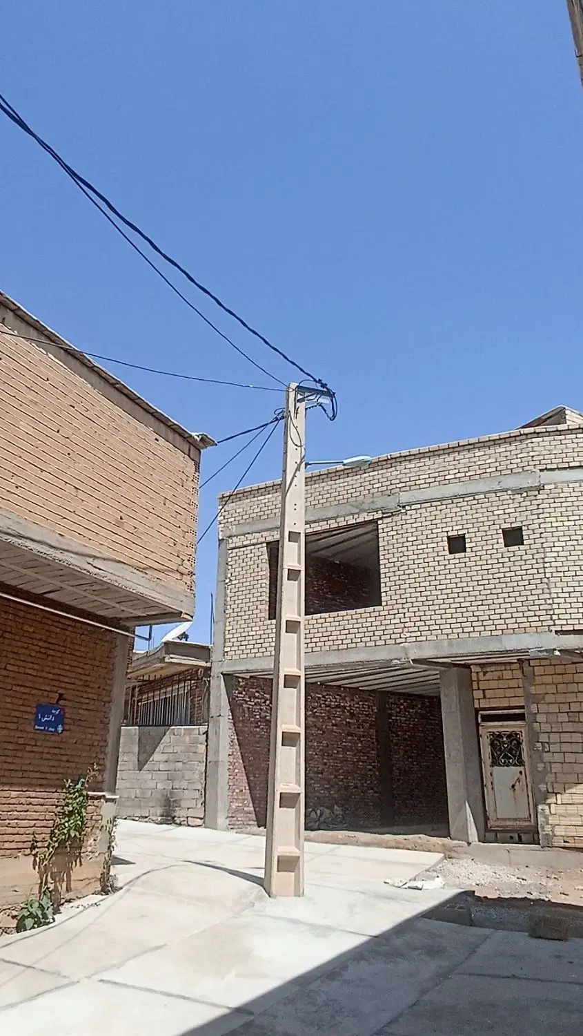 خانه نیمه کاره مابین  بن رزان شهرک لاله
