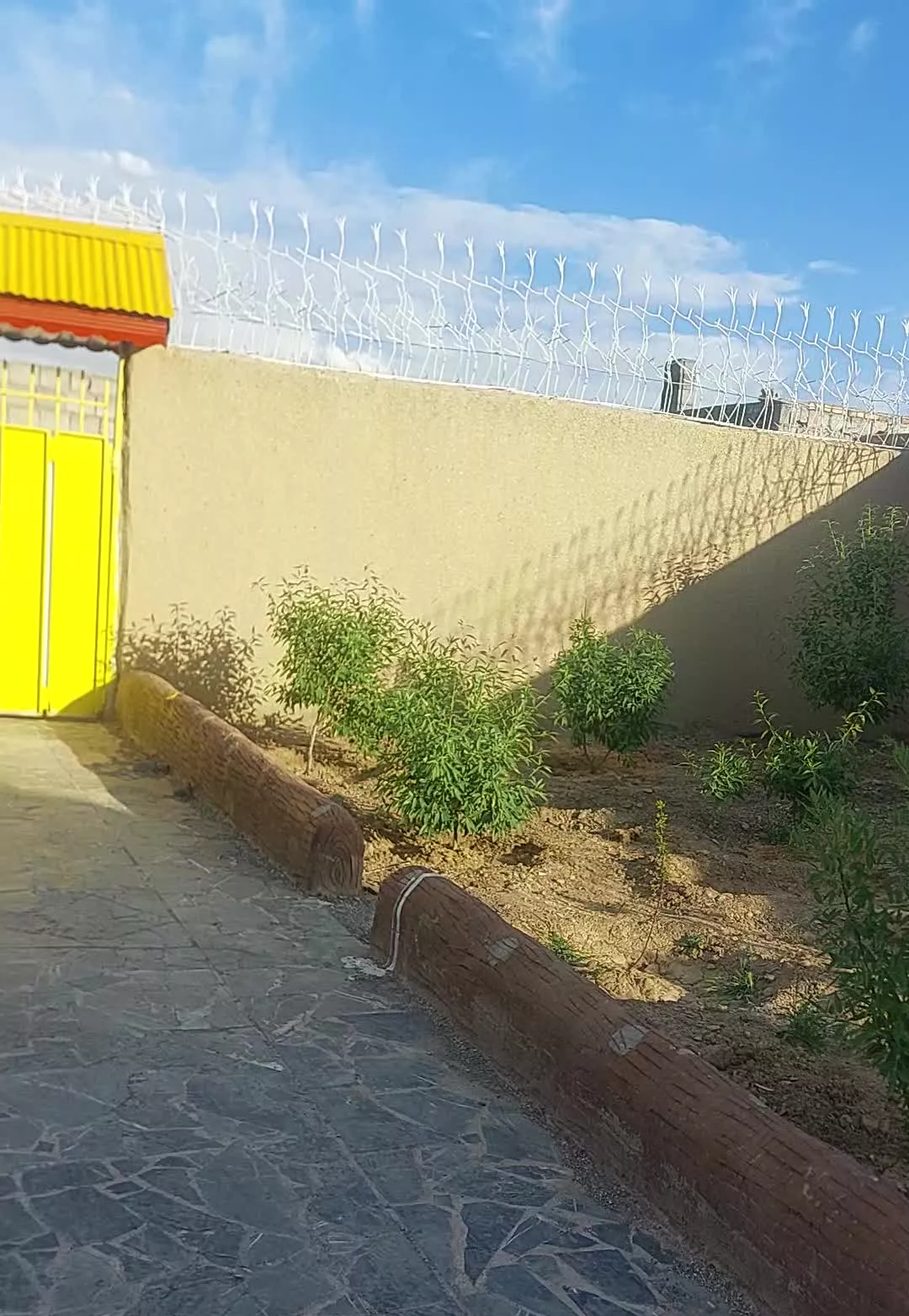 باغ ۳۲۰ متری روبروی یزدانشهر پشت تالار مجنون