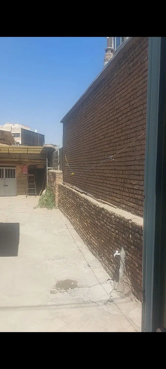 فروش فوری یک باب منزل مسکونی پشت میدان غله