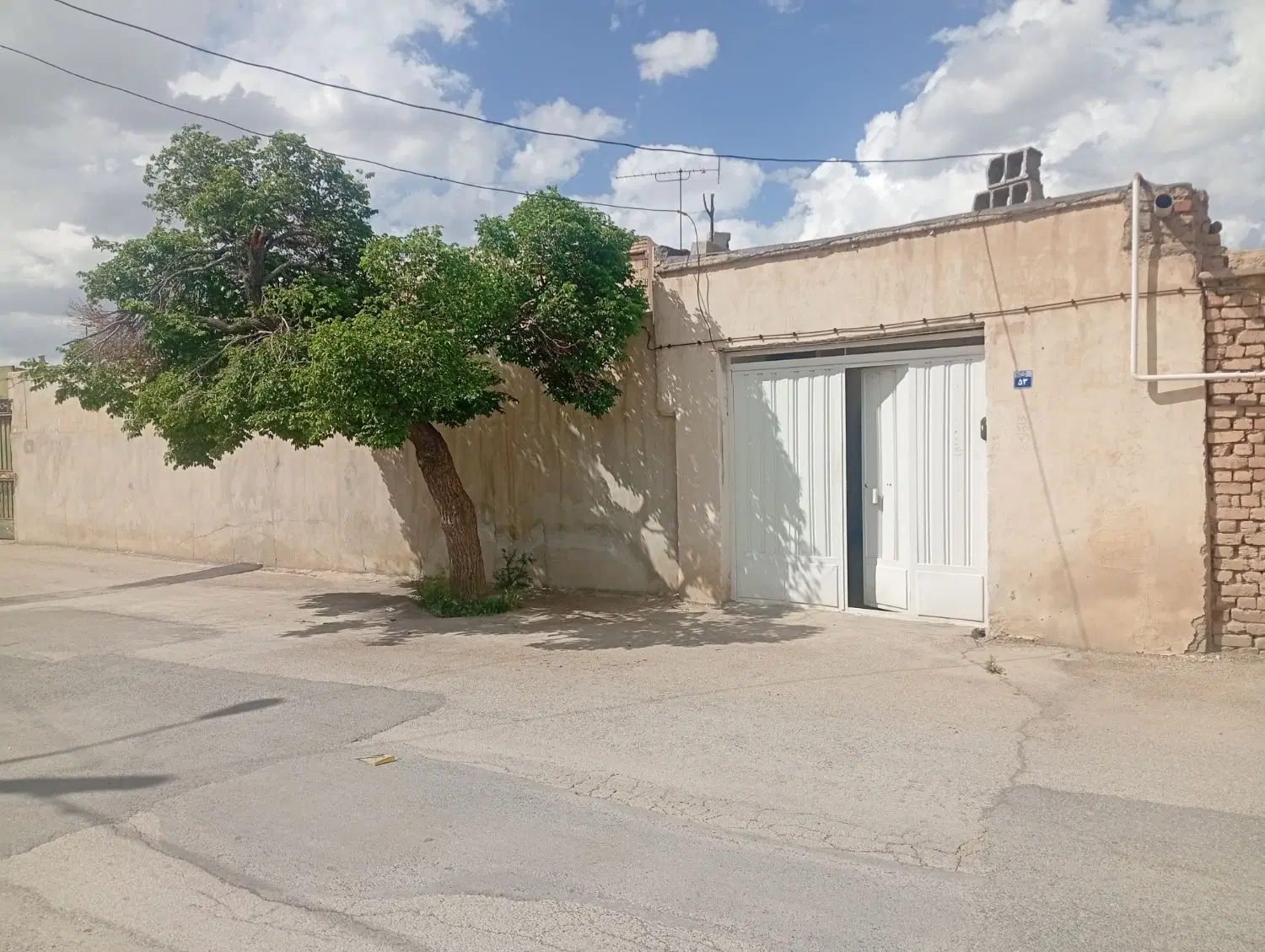 خانه مسکونی اشترجان معاوضه با خودرو هم دارم