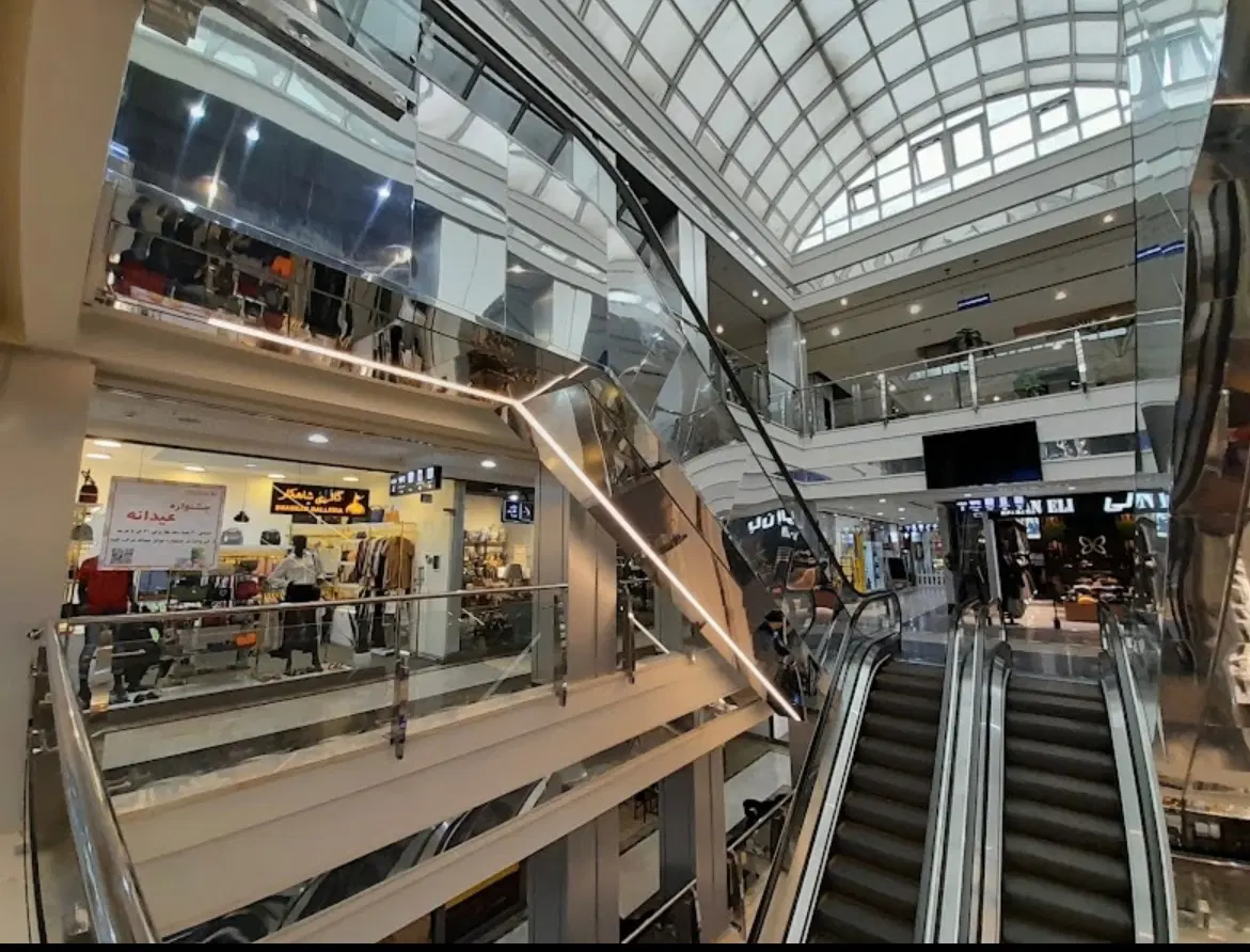 مغازه فروشی واقع در پاساژ آرن شهرک غرب