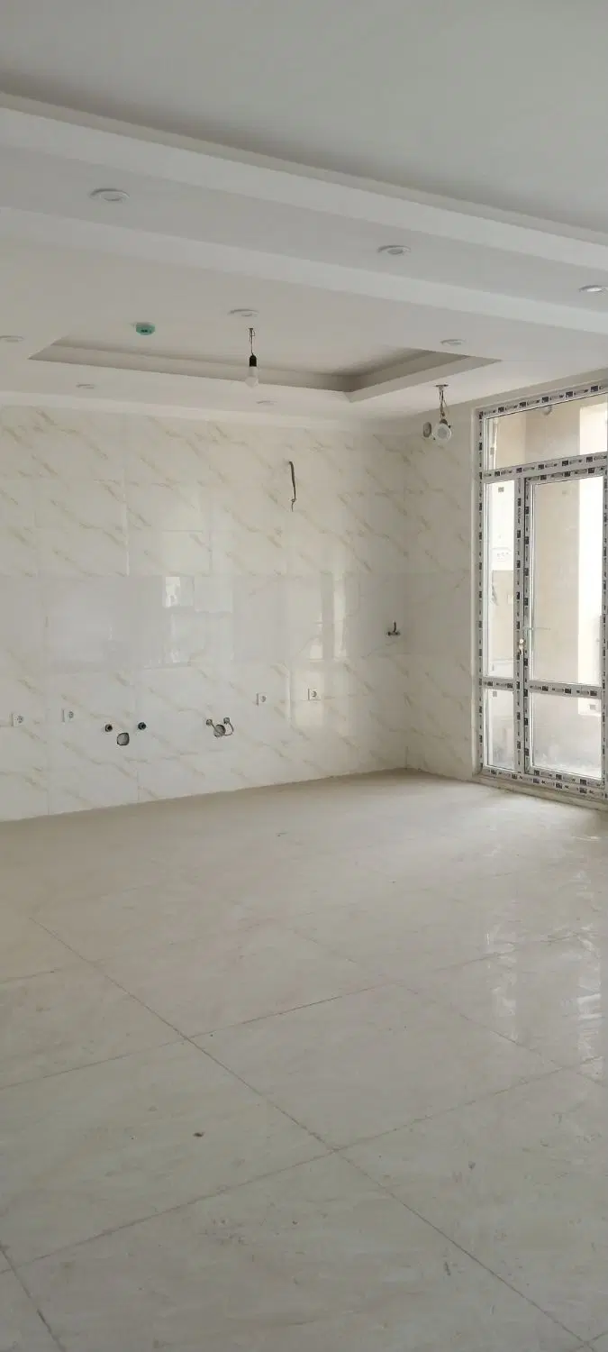 با مدیریت خانم معین. فروشنده واقعی
