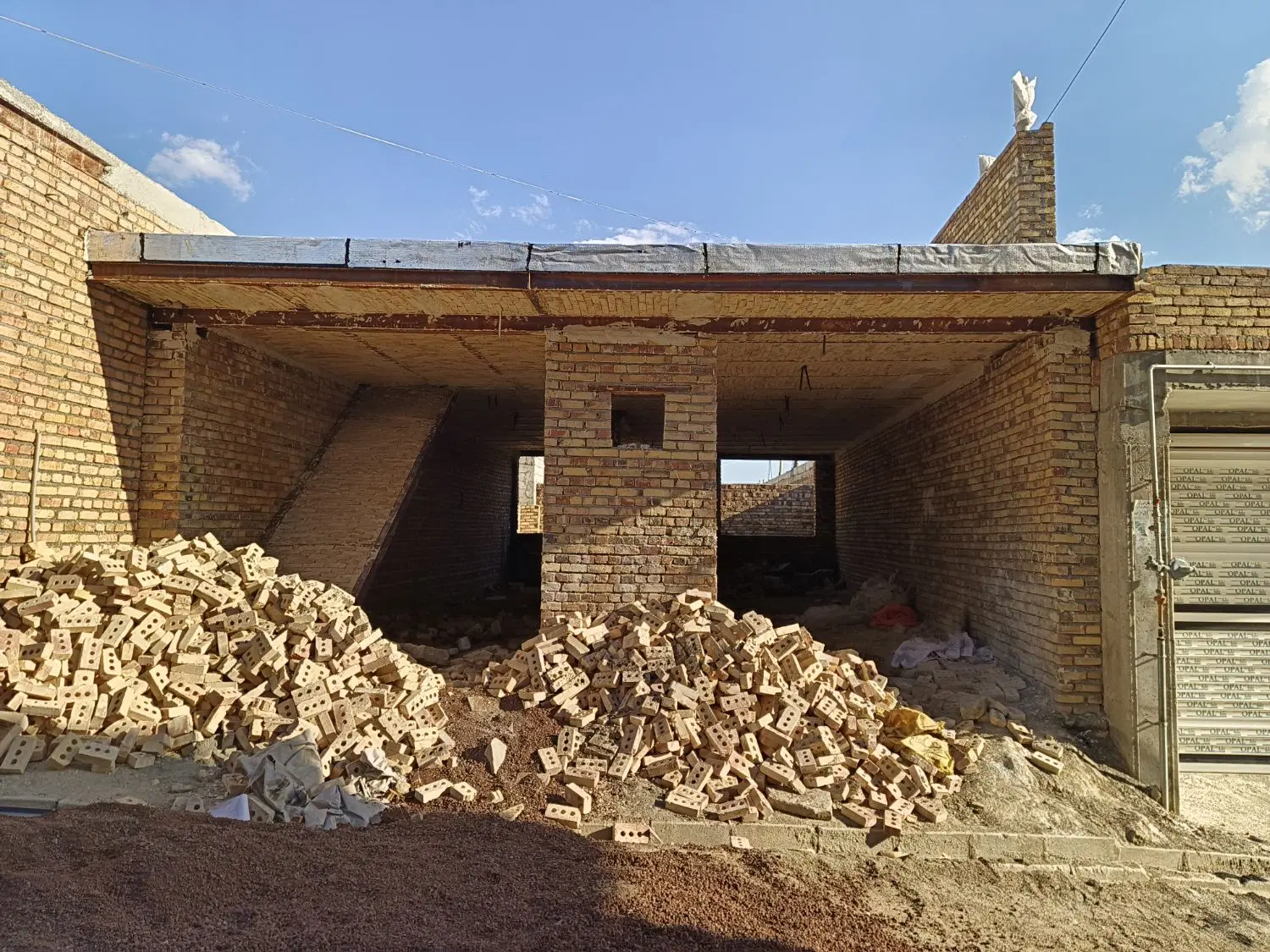 خانه نیمه کاره بادکی