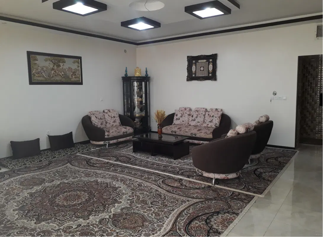 هم‌خونه بی حاشیه