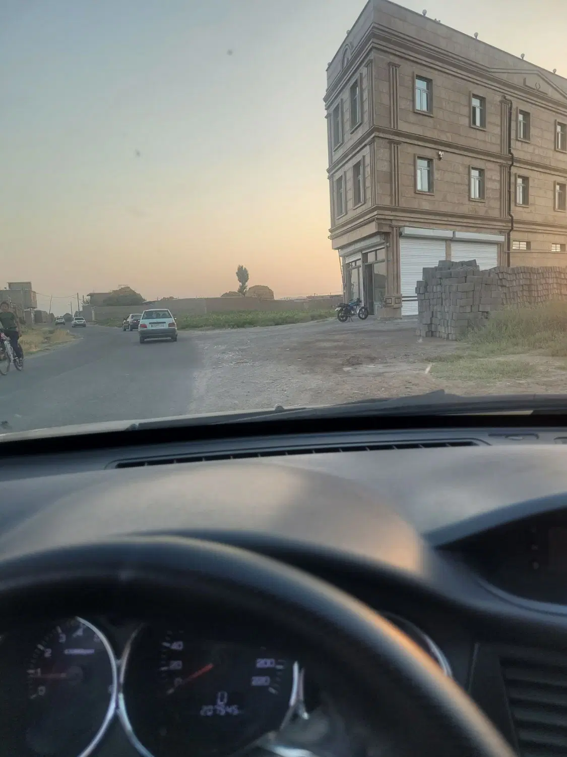 زمین تجاری ،مسکونی بر جاده