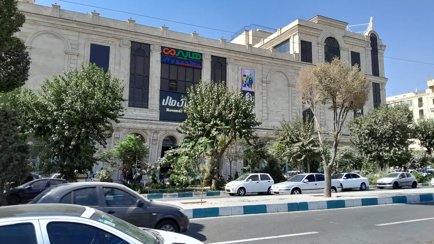 مغازه ۲۰ متری طلا فروشی روماک مال تهرانسر